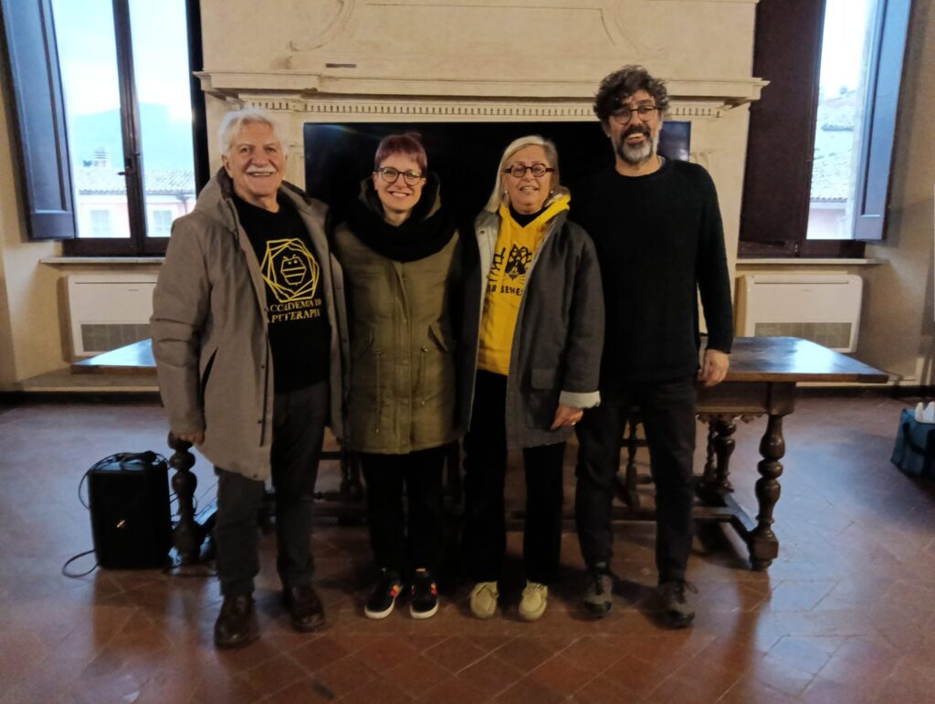 Si sono concluse domenica 22 marzo, le attività del Corso di formazione in Apiterapia a Palazzo Cesi di Acquasparta, il primo nel suo genere in Umbria e non a caso molto partecipato anche da fuori Regione. Sono stati 23 in totale gli iscritti provenienti da Umbria, Lazio, Toscana, Abruzzo e Sicilia, con le più diverse competenze “di partenza”: apicoltori, agricoltori, operai, educatori, estetisti, naturalisti, impiegati e così via. 🌿 🤓 Una full immersion teorica e pratica di tre giorni (Venerdì pomeriggio, Sabato e Domenica intere giornate), nei molteplici benefici derivanti dall’utilizzo dei prodotti dell’alveare - miele, cera, propoli, pappa reale, veleno d’api, pane d’api e persino dai magnifici effluvi provenienti dagli alveari - fino ad imparare come si costruisce un vero apiario olistico, unendo il benessere delle api a quello del genere umano, anche in chiave culturale, socio-educativa, didattica e turistica. 🍀 🙏 Da parte nostra un ringraziamento particolare alla dott.ssa Laura Cavalli (Farmacista) e al dott. Piero Milella (Biologo) del gruppo Api&Benessere, associato come noi a WBA World Biodiversity Association onlus, relatori e promotori del corso ed esperti di Apiterapia, ai quali volentieri abbiamo fornito il nostro supporto logistico e organizzativo. Grazie anche alle operatrici di Associazione ACQUA (soggetto gestore di Palazzo Cesi), Valentina Gubbiotti e Alice Mammoli, per il lavoro svolto in preparazione e durante il corso, che ci ha consentito di ospitare al meglio relatori, iscritti e attività. Grazie inoltre all'apicoltore Alessio Carozzi di ApiariUmbri per aver fornito il miele (a km zero!) di Acquasparta per la parte pratica in Apicosmesi. 🍯 👉 La Fondazione “MELEIROS Api, Miele, Biodiversità”, gestore della Sala Immersiva “Be to Bee” (unica in Italia sui temi delle api e del miele) https://www.youtube.com/watch?v=YoR8Nfpo0uo, che sta curando i contenuti tecnico-scientifici del prossimo Museo delle Api e del Miele, previsto in modo “diffuso” negli spazi interni ed esterni di Palazzo Cesi di Acquasparta e tra gli obiettivi principali del co-progetto di gestione in essere, prosegue nelle sue attività per la sempre maggiore diffusione di una cultura apistica eco-sostenibile e accessibile, attraverso più settori di intervento: naturalistico, socio-educativo, storico-archeologico, linguistico.