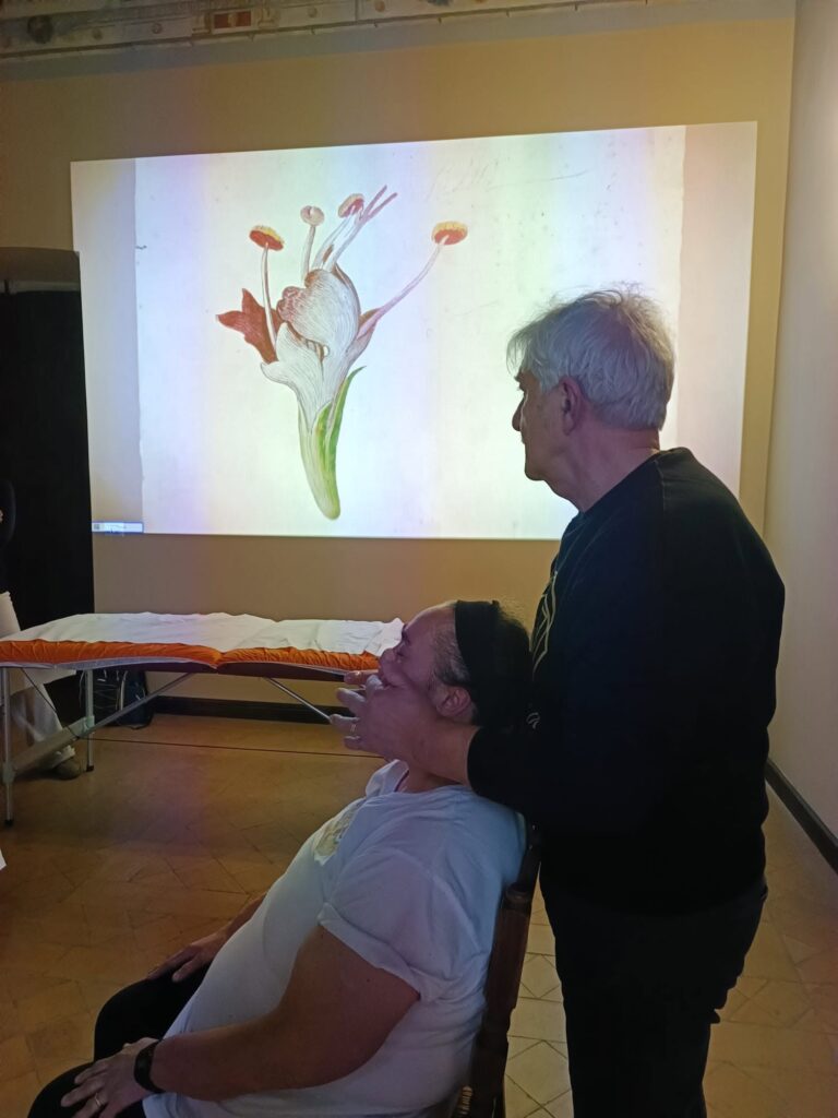 Si sono concluse domenica 22 marzo, le attività del Corso di formazione in Apiterapia a Palazzo Cesi di Acquasparta, il primo nel suo genere in Umbria e non a caso molto partecipato anche da fuori Regione. Sono stati 23 in totale gli iscritti provenienti da Umbria, Lazio, Toscana, Abruzzo e Sicilia, con le più diverse competenze “di partenza”: apicoltori, agricoltori, operai, educatori, estetisti, naturalisti, impiegati e così via. 🌿 🤓 Una full immersion teorica e pratica di tre giorni (Venerdì pomeriggio, Sabato e Domenica intere giornate), nei molteplici benefici derivanti dall’utilizzo dei prodotti dell’alveare - miele, cera, propoli, pappa reale, veleno d’api, pane d’api e persino dai magnifici effluvi provenienti dagli alveari - fino ad imparare come si costruisce un vero apiario olistico, unendo il benessere delle api a quello del genere umano, anche in chiave culturale, socio-educativa, didattica e turistica. 🍀 🙏 Da parte nostra un ringraziamento particolare alla dott.ssa Laura Cavalli (Farmacista) e al dott. Piero Milella (Biologo) del gruppo Api&Benessere, associato come noi a WBA World Biodiversity Association onlus, relatori e promotori del corso ed esperti di Apiterapia, ai quali volentieri abbiamo fornito il nostro supporto logistico e organizzativo. Grazie anche alle operatrici di Associazione ACQUA (soggetto gestore di Palazzo Cesi), Valentina Gubbiotti e Alice Mammoli, per il lavoro svolto in preparazione e durante il corso, che ci ha consentito di ospitare al meglio relatori, iscritti e attività. Grazie inoltre all'apicoltore Alessio Carozzi di ApiariUmbri per aver fornito il miele (a km zero!) di Acquasparta per la parte pratica in Apicosmesi. 🍯 👉 La Fondazione “MELEIROS Api, Miele, Biodiversità”, gestore della Sala Immersiva “Be to Bee” (unica in Italia sui temi delle api e del miele) https://www.youtube.com/watch?v=YoR8Nfpo0uo, che sta curando i contenuti tecnico-scientifici del prossimo Museo delle Api e del Miele, previsto in modo “diffuso” negli spazi interni ed esterni di Palazzo Cesi di Acquasparta e tra gli obiettivi principali del co-progetto di gestione in essere, prosegue nelle sue attività per la sempre maggiore diffusione di una cultura apistica eco-sostenibile e accessibile, attraverso più settori di intervento: naturalistico, socio-educativo, storico-archeologico, linguistico.
