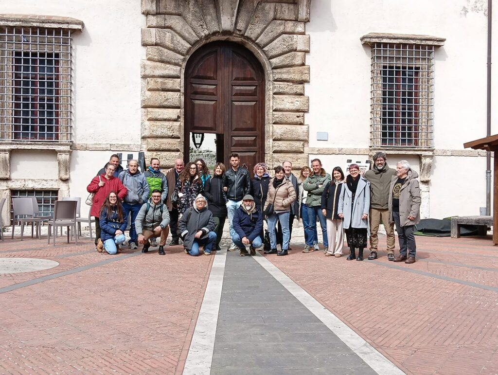 Si sono concluse domenica 22 marzo, le attività del Corso di formazione in Apiterapia a Palazzo Cesi di Acquasparta, il primo nel suo genere in Umbria e non a caso molto partecipato anche da fuori Regione. Sono stati 23 in totale gli iscritti provenienti da Umbria, Lazio, Toscana, Abruzzo e Sicilia, con le più diverse competenze “di partenza”: apicoltori, agricoltori, operai, educatori, estetisti, naturalisti, impiegati e così via. 🌿 🤓 Una full immersion teorica e pratica di tre giorni (Venerdì pomeriggio, Sabato e Domenica intere giornate), nei molteplici benefici derivanti dall’utilizzo dei prodotti dell’alveare - miele, cera, propoli, pappa reale, veleno d’api, pane d’api e persino dai magnifici effluvi provenienti dagli alveari - fino ad imparare come si costruisce un vero apiario olistico, unendo il benessere delle api a quello del genere umano, anche in chiave culturale, socio-educativa, didattica e turistica. 🍀 🙏 Da parte nostra un ringraziamento particolare alla dott.ssa Laura Cavalli (Farmacista) e al dott. Piero Milella (Biologo) del gruppo Api&Benessere, associato come noi a WBA World Biodiversity Association onlus, relatori e promotori del corso ed esperti di Apiterapia, ai quali volentieri abbiamo fornito il nostro supporto logistico e organizzativo. Grazie anche alle operatrici di Associazione ACQUA (soggetto gestore di Palazzo Cesi), Valentina Gubbiotti e Alice Mammoli, per il lavoro svolto in preparazione e durante il corso, che ci ha consentito di ospitare al meglio relatori, iscritti e attività. Grazie inoltre all'apicoltore Alessio Carozzi di ApiariUmbri per aver fornito il miele (a km zero!) di Acquasparta per la parte pratica in Apicosmesi. 🍯 👉 La Fondazione “MELEIROS Api, Miele, Biodiversità”, gestore della Sala Immersiva “Be to Bee” (unica in Italia sui temi delle api e del miele) https://www.youtube.com/watch?v=YoR8Nfpo0uo, che sta curando i contenuti tecnico-scientifici del prossimo Museo delle Api e del Miele, previsto in modo “diffuso” negli spazi interni ed esterni di Palazzo Cesi di Acquasparta e tra gli obiettivi principali del co-progetto di gestione in essere, prosegue nelle sue attività per la sempre maggiore diffusione di una cultura apistica eco-sostenibile e accessibile, attraverso più settori di intervento: naturalistico, socio-educativo, storico-archeologico, linguistico.