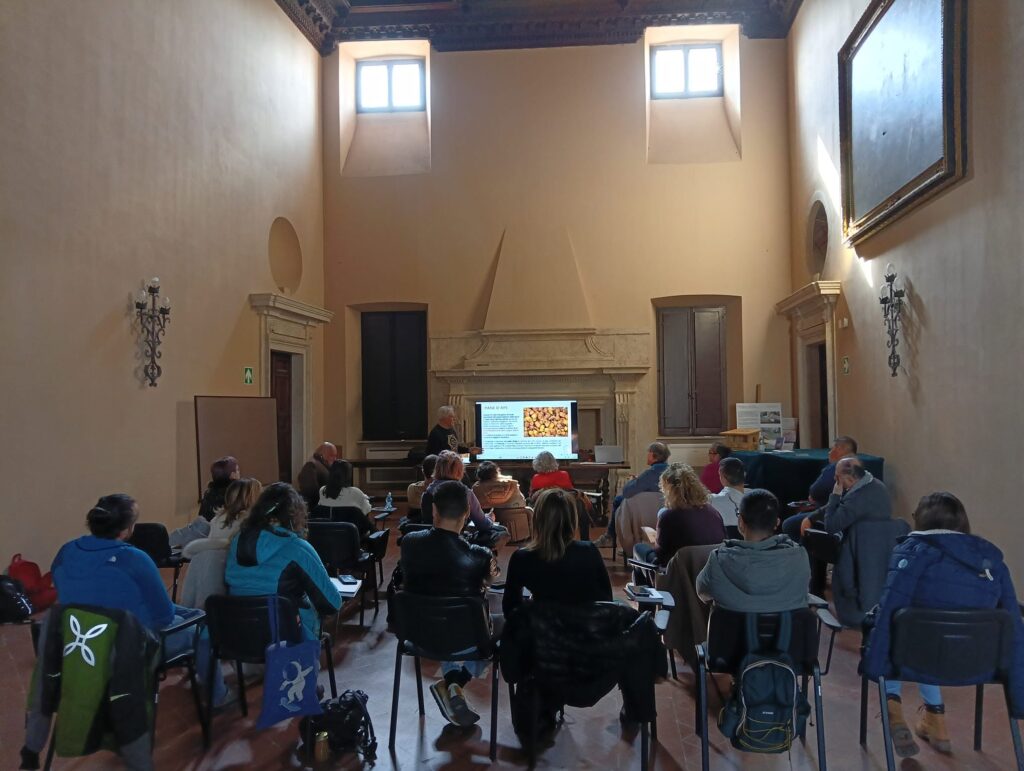 Si sono concluse domenica 22 marzo, le attività del Corso di formazione in Apiterapia a Palazzo Cesi di Acquasparta, il primo nel suo genere in Umbria e non a caso molto partecipato anche da fuori Regione. Sono stati 23 in totale gli iscritti provenienti da Umbria, Lazio, Toscana, Abruzzo e Sicilia, con le più diverse competenze “di partenza”: apicoltori, agricoltori, operai, educatori, estetisti, naturalisti, impiegati e così via. 🌿 🤓 Una full immersion teorica e pratica di tre giorni (Venerdì pomeriggio, Sabato e Domenica intere giornate), nei molteplici benefici derivanti dall’utilizzo dei prodotti dell’alveare - miele, cera, propoli, pappa reale, veleno d’api, pane d’api e persino dai magnifici effluvi provenienti dagli alveari - fino ad imparare come si costruisce un vero apiario olistico, unendo il benessere delle api a quello del genere umano, anche in chiave culturale, socio-educativa, didattica e turistica. 🍀 🙏 Da parte nostra un ringraziamento particolare alla dott.ssa Laura Cavalli (Farmacista) e al dott. Piero Milella (Biologo) del gruppo Api&Benessere, associato come noi a WBA World Biodiversity Association onlus, relatori e promotori del corso ed esperti di Apiterapia, ai quali volentieri abbiamo fornito il nostro supporto logistico e organizzativo. Grazie anche alle operatrici di Associazione ACQUA (soggetto gestore di Palazzo Cesi), Valentina Gubbiotti e Alice Mammoli, per il lavoro svolto in preparazione e durante il corso, che ci ha consentito di ospitare al meglio relatori, iscritti e attività. Grazie inoltre all'apicoltore Alessio Carozzi di ApiariUmbri per aver fornito il miele (a km zero!) di Acquasparta per la parte pratica in Apicosmesi. 🍯 👉 La Fondazione “MELEIROS Api, Miele, Biodiversità”, gestore della Sala Immersiva “Be to Bee” (unica in Italia sui temi delle api e del miele) https://www.youtube.com/watch?v=YoR8Nfpo0uo, che sta curando i contenuti tecnico-scientifici del prossimo Museo delle Api e del Miele, previsto in modo “diffuso” negli spazi interni ed esterni di Palazzo Cesi di Acquasparta e tra gli obiettivi principali del co-progetto di gestione in essere, prosegue nelle sue attività per la sempre maggiore diffusione di una cultura apistica eco-sostenibile e accessibile, attraverso più settori di intervento: naturalistico, socio-educativo, storico-archeologico, linguistico.