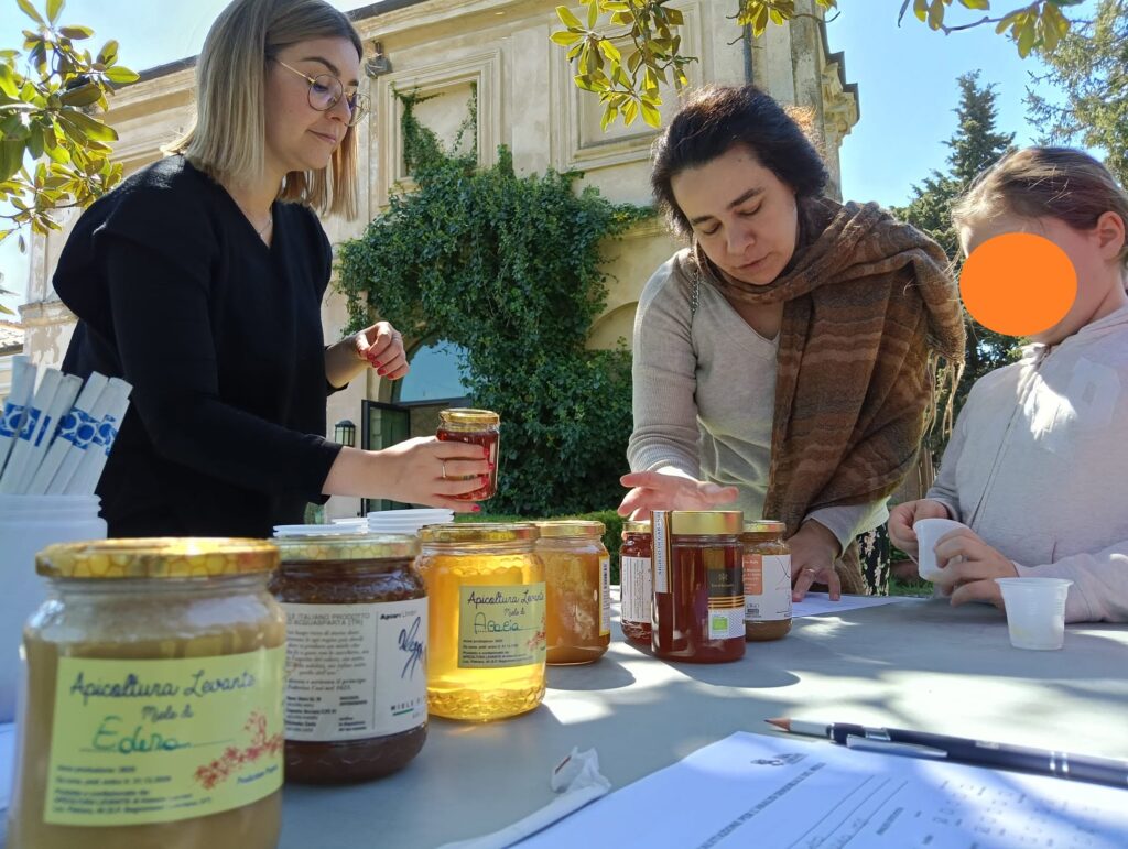 🐝🐝 Lo scorso 11 aprile a Lubriano (VT) abbiamo organizzato la prima edizione della 𝐌𝐨𝐬𝐭𝐫𝐚 𝐌𝐞𝐫𝐜𝐚𝐭𝐨 𝐝𝐞𝐥 𝐌𝐢𝐞𝐥𝐞 𝐝𝐞𝐥𝐥𝐚 𝐓𝐮𝐬𝐜𝐢𝐚, cuore dell'Etruria federale e antica terra di produzione di Miele, che oggi corrisponde all'alto Lazio, alla bassa Toscana e alla porzione sud-occidentale dell'Umbria.🌻🌞🪻🌼 👩‍🌾 🧑‍🌾Cinque apicoltori hanno voluto partecipare con i loro ottimi e diversi mieli, che hanno rappresentato bene, nel colore, nel gusto e nella consistenza, i rispettivi territori di provenienza. 🌳🌹 📜 Lo scenario fiabesco di Palazzo Monaldeschi, con le sue stanze affrescate e il suo giardino, ci ha consentito di accogliere al meglio produttori e visitatori in una bellissima giornata di sole. 🙋‍♀️🙋🙋‍♂️ ⚒️ 𝐄' 𝐠𝐢𝐚̀ 𝐢𝐧 𝐜𝐚𝐧𝐭𝐢𝐞𝐫𝐞 𝐥𝐚 𝐬𝐞𝐜𝐨𝐧𝐝𝐚 𝐞𝐝𝐢𝐳𝐢𝐨𝐧𝐞! Prevista per 𝐎𝐭𝐭𝐨𝐛𝐫𝐞 𝟐𝟎𝟐𝟔, con le nuove produzioni mellifere, iniziative culturali e attività per famiglie e ragazz@ 👶👧🧒👦👩🧑 🎥 Come si direbbe in gergo cinematografico "Buona la prima"! Per la quale ringraziamo sentitamente: 🌱 la famiglia Misasi, proprietaria di Palazzo Monaldeschi 🌱 il Comune di Lubriano e il Sindaco Valentino Gasparri, per il patrocinio, il sostegno e la condivisione; 🌱 il Comune di Castiglione in Teverina, per l'adesione; 🌱 Slovensko veleposlaništvo v Rimu/Ambasciata slovena a Roma, per il patrocinio, la condivisione e la diffusione; 🌱 AMi Ambasciatrici e Ambasciatori dei Mieli, per il patrocinio e la vicinanza; 🌱 associazione nazionale Città del Miele, per il patrocinio; 🌱 le operatrici museali Sara, Serena e Federica Ma soprattutto ringraziamo i produttori: 🍯 ApiariUmbri di Alessio Carozzi https://apiariumbri.it/ (Umbria) 🍯 Apicoltura Franco Tognarini https://mieledeimontivolsini.altervista.org/ (Lazio) 🍯 Apicoltura Reinhard Rohrwacher (Agriturismo Poggio del Miglio) www.poggiodelmiglio.it (Umbria) 🍯 Az. Agricola Apicoltore Leonardo Mancini (Lazio) 🍯 Tenuta Gazzella Apicoltore Alessandro Gazzella https://tenutagazzella.it/ (Lazio) 🤓 Continuate a seguirci e rimanete sintonizzati! Stay tuned! 📻 Fondazione "Meleiros" - Api, Miele, Biodiversità