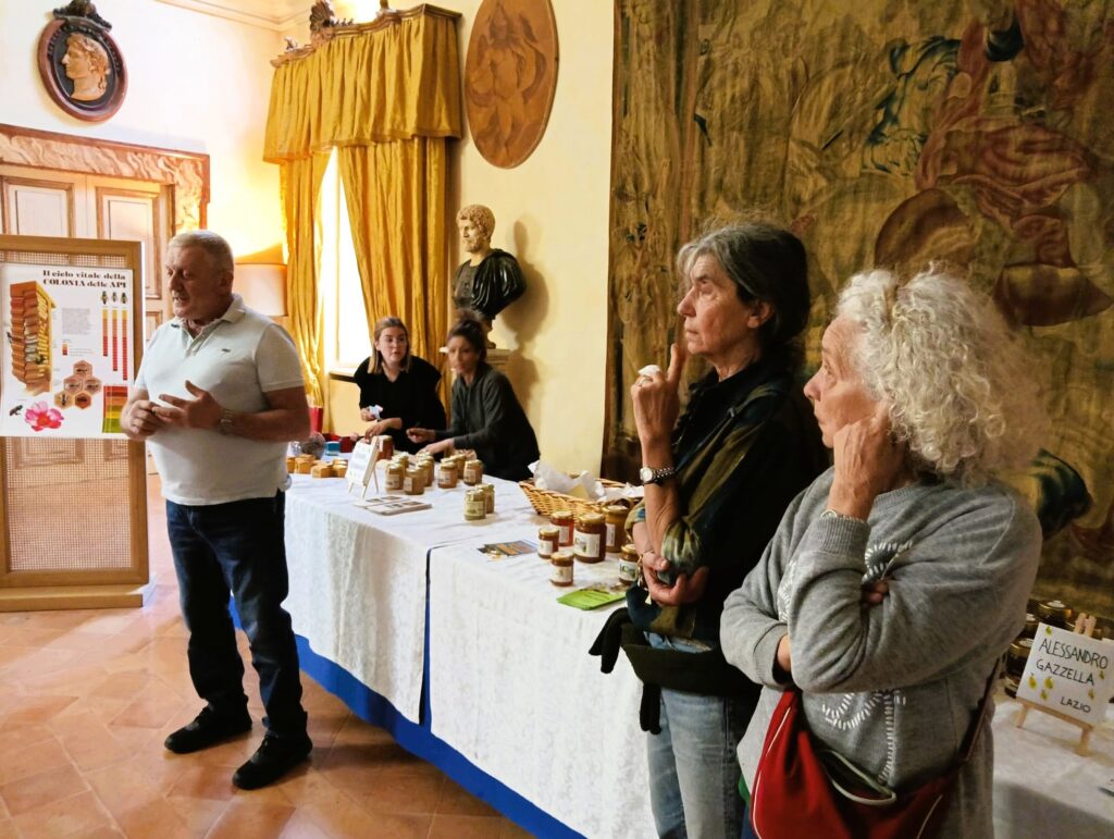 🐝🐝 Lo scorso 11 aprile a Lubriano (VT) abbiamo organizzato la prima edizione della 𝐌𝐨𝐬𝐭𝐫𝐚 𝐌𝐞𝐫𝐜𝐚𝐭𝐨 𝐝𝐞𝐥 𝐌𝐢𝐞𝐥𝐞 𝐝𝐞𝐥𝐥𝐚 𝐓𝐮𝐬𝐜𝐢𝐚, cuore dell'Etruria federale e antica terra di produzione di Miele, che oggi corrisponde all'alto Lazio, alla bassa Toscana e alla porzione sud-occidentale dell'Umbria.🌻🌞🪻🌼 👩‍🌾 🧑‍🌾Cinque apicoltori hanno voluto partecipare con i loro ottimi e diversi mieli, che hanno rappresentato bene, nel colore, nel gusto e nella consistenza, i rispettivi territori di provenienza. 🌳🌹 📜 Lo scenario fiabesco di Palazzo Monaldeschi, con le sue stanze affrescate e il suo giardino, ci ha consentito di accogliere al meglio produttori e visitatori in una bellissima giornata di sole. 🙋‍♀️🙋🙋‍♂️ ⚒️ 𝐄' 𝐠𝐢𝐚̀ 𝐢𝐧 𝐜𝐚𝐧𝐭𝐢𝐞𝐫𝐞 𝐥𝐚 𝐬𝐞𝐜𝐨𝐧𝐝𝐚 𝐞𝐝𝐢𝐳𝐢𝐨𝐧𝐞! Prevista per 𝐎𝐭𝐭𝐨𝐛𝐫𝐞 𝟐𝟎𝟐𝟔, con le nuove produzioni mellifere, iniziative culturali e attività per famiglie e ragazz@ 👶👧🧒👦👩🧑 🎥 Come si direbbe in gergo cinematografico "Buona la prima"! Per la quale ringraziamo sentitamente: 🌱 la famiglia Misasi, proprietaria di Palazzo Monaldeschi 🌱 il Comune di Lubriano e il Sindaco Valentino Gasparri, per il patrocinio, il sostegno e la condivisione; 🌱 il Comune di Castiglione in Teverina, per l'adesione; 🌱 Slovensko veleposlaništvo v Rimu/Ambasciata slovena a Roma, per il patrocinio, la condivisione e la diffusione; 🌱 AMi Ambasciatrici e Ambasciatori dei Mieli, per il patrocinio e la vicinanza; 🌱 associazione nazionale Città del Miele, per il patrocinio; 🌱 le operatrici museali Sara, Serena e Federica Ma soprattutto ringraziamo i produttori: 🍯 ApiariUmbri di Alessio Carozzi https://apiariumbri.it/ (Umbria) 🍯 Apicoltura Franco Tognarini https://mieledeimontivolsini.altervista.org/ (Lazio) 🍯 Apicoltura Reinhard Rohrwacher (Agriturismo Poggio del Miglio) www.poggiodelmiglio.it (Umbria) 🍯 Az. Agricola Apicoltore Leonardo Mancini (Lazio) 🍯 Tenuta Gazzella Apicoltore Alessandro Gazzella https://tenutagazzella.it/ (Lazio) 🤓 Continuate a seguirci e rimanete sintonizzati! Stay tuned! 📻 Fondazione "Meleiros" - Api, Miele, Biodiversità