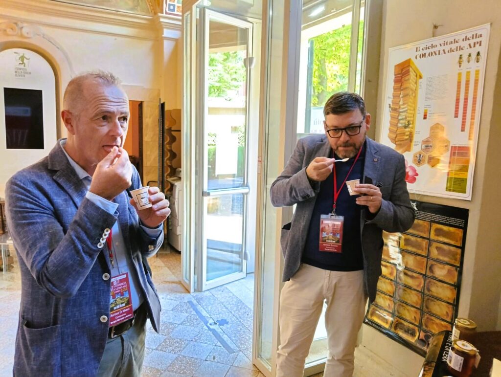 Sabato scorso 30 maggio, abbiamo partecipato alle iniziative per la XXVI Assemblea nazionale de I Borghi Piu' Belli D'Italia, proponendo una piccola esercitazione di analisi sensoriale di diversi tipi di miele. 🐝🍯 ✌️ Abbiamo incontrato delegati provenienti da tutta Italia e ci siamo confrontati (molto piacevolmente 😋🥄) con loro sulle proprietà (oggettive) organolettiche, e le naturali differenze (soggettive) nella percezione di odori, gusti e colori dei mieli da noi proposti, rigorosamente "made in Umbria" 🌳. Tra questi il miele di Edera da Acquasparta e Massa Martana di ApiariUmbri, il miele di Castagno da Castiglione del Lago, il Miele di Tiglio dell'altopiano dell'Alfina nella zona dell'Orvietano e miele Millefiori, messi a confronto con mieli di Eucalipto, Agrumi provenienti da altre Regioni o dalla grande distribuzione 👩‍🌾🛒 🙋‍♀️🙋🙋‍♂️ In questo contesto è stato evidentemente tutt'altro che un caso 🤓, scoprire che tra gli amministratori partecipanti, vi fossero, ad esempio: un apicoltore del Piemonte, un commerciante di miele e prodotti tipici dalla Calabria, un profondo conoscitore delle produzioni di miele della zona del Lago di Garda. 🌿🌊 🤝 Nell'ambito del protocollo di intesa sottoscritto a suo tempo tra la nostra Fondazione e Borghi più Belli d'Italia in Umbria, ringraziamo pertanto per l'invito e l'accoglienza il presidente Alessandro Dimiziani, Sindaco di Lugnano in Teverina, il presidente nazionale de I Borghi Piu' Belli D'Italia Fiorello Primi e tutt@ i convenut@. ⏳ Proseguendo, abbiamo già in cantiere per l'autunno altre iniziative con finalità culturali e divulgative sulle api e sul miele in alcuni dei Borghi più Belli d'Italia in Umbria. 🌻🪻