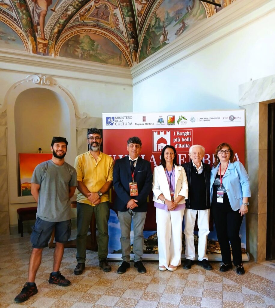 Sabato scorso 30 maggio, abbiamo partecipato alle iniziative per la XXVI Assemblea nazionale de I Borghi Piu' Belli D'Italia, proponendo una piccola esercitazione di analisi sensoriale di diversi tipi di miele. 🐝🍯 ✌️ Abbiamo incontrato delegati provenienti da tutta Italia e ci siamo confrontati (molto piacevolmente 😋🥄) con loro sulle proprietà (oggettive) organolettiche, e le naturali differenze (soggettive) nella percezione di odori, gusti e colori dei mieli da noi proposti, rigorosamente "made in Umbria" 🌳. Tra questi il miele di Edera da Acquasparta e Massa Martana di ApiariUmbri, il miele di Castagno da Castiglione del Lago, il Miele di Tiglio dell'altopiano dell'Alfina nella zona dell'Orvietano e miele Millefiori, messi a confronto con mieli di Eucalipto, Agrumi provenienti da altre Regioni o dalla grande distribuzione 👩‍🌾🛒 🙋‍♀️🙋🙋‍♂️ In questo contesto è stato evidentemente tutt'altro che un caso 🤓, scoprire che tra gli amministratori partecipanti, vi fossero, ad esempio: un apicoltore del Piemonte, un commerciante di miele e prodotti tipici dalla Calabria, un profondo conoscitore delle produzioni di miele della zona del Lago di Garda. 🌿🌊 🤝 Nell'ambito del protocollo di intesa sottoscritto a suo tempo tra la nostra Fondazione e Borghi più Belli d'Italia in Umbria, ringraziamo pertanto per l'invito e l'accoglienza il presidente Alessandro Dimiziani, Sindaco di Lugnano in Teverina, il presidente nazionale de I Borghi Piu' Belli D'Italia Fiorello Primi e tutt@ i convenut@. ⏳ Proseguendo, abbiamo già in cantiere per l'autunno altre iniziative con finalità culturali e divulgative sulle api e sul miele in alcuni dei Borghi più Belli d'Italia in Umbria. 🌻🪻