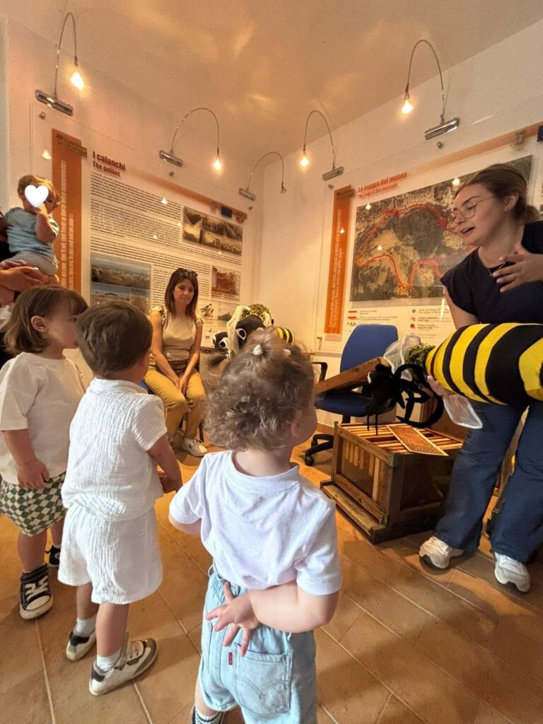 Venerdì scorso, 29 maggio, al Museo Naturalistico di Lubriano (VT) abbiamo ricevuto il bellissimo gruppo dell'Asilo Nido Girotondo di Orvieto, con 13 bambini tra 1 e 3 anni, accompagnati da 25 genitori, 3 educatrici (Valentina, Chiara, Benedetta) e 1 ausiliaria (Alessia), che ringraziamo sentitamente per averci selezionato! 🥰 🐝 Il centro storico di Lubriano, come noto la più bella terrazza sulla Valle dei Calanchi, è stato attraversato da questo "piccolo sciame" 😊, che è stato poi accolto alla sede del museo per un bella colazione a base di pane e miele 🍞🍯 la parte didattica e i laboratori, alla scoperta del mondo delle api! 🐝 🌳 Le "uscite in campo" sono proseguite al punto di affaccio del Monumento Naturale Balza di Seppie presso l'Azienda Agricola "Montesu" 🍀www.parchilazio.it/monumento_naturale_balza_di_seppie 🙏 Grazie alle nostre operatrici Federica, Sara e Serena per l'organizzazione, il supporto e lo svolgimento delle attività, e come sempre grazie a Sebastiano Montesu per l'ospitalità. 🌿 Vedi meno