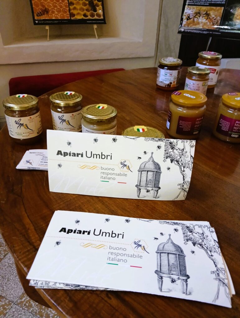 Sabato scorso 30 maggio, abbiamo partecipato alle iniziative per la XXVI Assemblea nazionale de I Borghi Piu' Belli D'Italia, proponendo una piccola esercitazione di analisi sensoriale di diversi tipi di miele. 🐝🍯 ✌️ Abbiamo incontrato delegati provenienti da tutta Italia e ci siamo confrontati (molto piacevolmente 😋🥄) con loro sulle proprietà (oggettive) organolettiche, e le naturali differenze (soggettive) nella percezione di odori, gusti e colori dei mieli da noi proposti, rigorosamente "made in Umbria" 🌳. Tra questi il miele di Edera da Acquasparta e Massa Martana di ApiariUmbri, il miele di Castagno da Castiglione del Lago, il Miele di Tiglio dell'altopiano dell'Alfina nella zona dell'Orvietano e miele Millefiori, messi a confronto con mieli di Eucalipto, Agrumi provenienti da altre Regioni o dalla grande distribuzione 👩‍🌾🛒 🙋‍♀️🙋🙋‍♂️ In questo contesto è stato evidentemente tutt'altro che un caso 🤓, scoprire che tra gli amministratori partecipanti, vi fossero, ad esempio: un apicoltore del Piemonte, un commerciante di miele e prodotti tipici dalla Calabria, un profondo conoscitore delle produzioni di miele della zona del Lago di Garda. 🌿🌊 🤝 Nell'ambito del protocollo di intesa sottoscritto a suo tempo tra la nostra Fondazione e Borghi più Belli d'Italia in Umbria, ringraziamo pertanto per l'invito e l'accoglienza il presidente Alessandro Dimiziani, Sindaco di Lugnano in Teverina, il presidente nazionale de I Borghi Piu' Belli D'Italia Fiorello Primi e tutt@ i convenut@. ⏳ Proseguendo, abbiamo già in cantiere per l'autunno altre iniziative con finalità culturali e divulgative sulle api e sul miele in alcuni dei Borghi più Belli d'Italia in Umbria. 🌻🪻