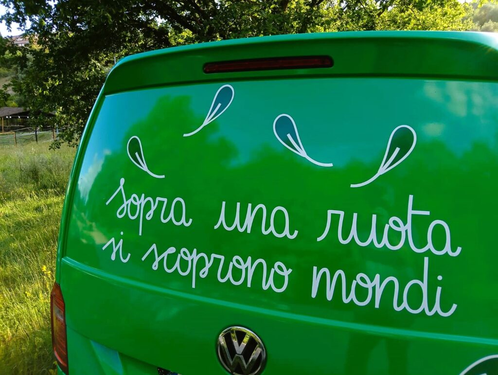 🙆‍♂️"𝑆𝑜𝑝𝑟𝑎 𝑢𝑛𝑎 𝑟𝑢𝑜𝑡𝑎 𝑠𝑖 𝑠𝑐𝑜𝑝𝑟𝑜𝑛𝑜 𝑚𝑜𝑛𝑑𝑖" è lo slogan del progetto Il Carosello Verde di e con Sibilla Ponzi, che a noi è piaciuto così tanto da iniziare una collaborazione, che siamo certi coinvolgerà ancora tanti bambini e famiglie 🌿 🚎 Non potevamo non iniziare dall'Oasi Fiorita, realizzata dal Comune di Perugia nell’ambito del progetto “+API Oasi fiorite per la biodiversità”, promosso dalla Fondazione Perugia e da Filiera Futura, al quale come Fondazione "Meleiros" - Api, Miele, Biodiversità abbiamo contribuito con attività in ambito socio-educativo, culturale e didattico 🍯 🧑👱👩‍🦰 Lo scorso sabato 6 giugno, abbiamo quindi ospitato i primi "curiosi", anche un pò artisti e potenziali futuri ricercatori 🔎🐝🌿 in un fresco pomeriggio lungo il percorso verde di Pian di Massiano, tra api e insetti svolazzanti verso il Bee Hotel, laboratori di disegno e buoni consigli per le letture. 🌞🪻 📚